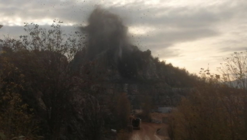 Esplosione in cava a Paitone. Pietre a centinaia di metri