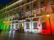 Via la quarantena ai vaccinati, green pass rafforzato anche sui mezzi pubblici