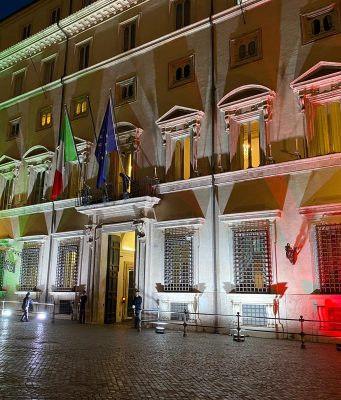 Via la quarantena ai vaccinati, green pass rafforzato anche sui mezzi pubblici