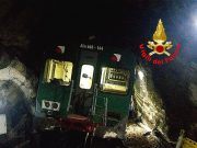 Massi sulle rotaie, treno deraglia a Cedegolo