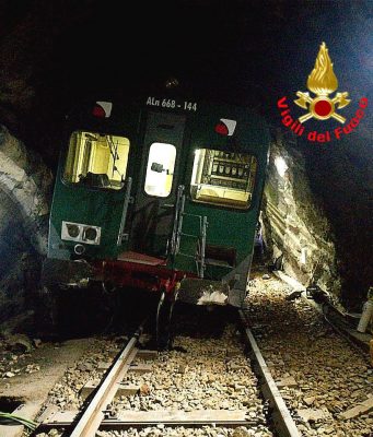 Massi sulle rotaie, treno deraglia a Cedegolo