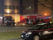 Donna barricata in casa, irrompono i Carabinieri e la immobilizzano