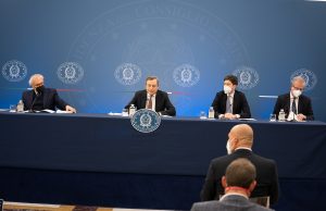 Scuola, il governo vuole le lezioni in presenza