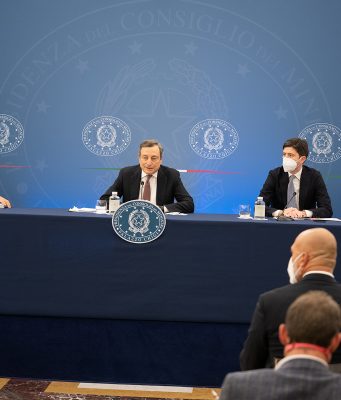 Scuola, il governo vuole le lezioni in presenza