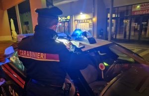 Guidava ubriaco e senza patente, fermato un 48enne