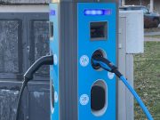 Colonnine di ricarica cercasi disperatamente. Le multe, meno