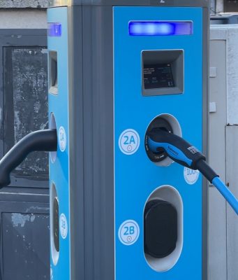 Colonnine di ricarica cercasi disperatamente. Le multe, meno