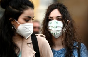 L’ordinanza: un (quasi) addio a mascherine e green pass