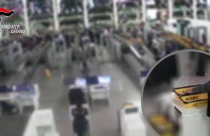 Rubano uno smartwatch in aeroporto, bresciani nei guai