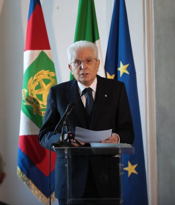 Il Tricolore compie 225 anni, Mattarella lo consegna a Samantha Cristoforetti
