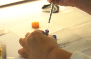 Tecnici di laboratorio: “Siamo sommersi dai tamponi”