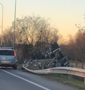 Tir si ribalta a Prevalle. 40enne ricoverato in codice rosso