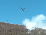 Botticino, il bosco brucia ancora