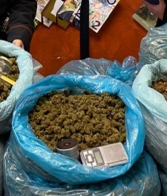 Viola il Daspo e spaccia chili di marijuana. Denunciato