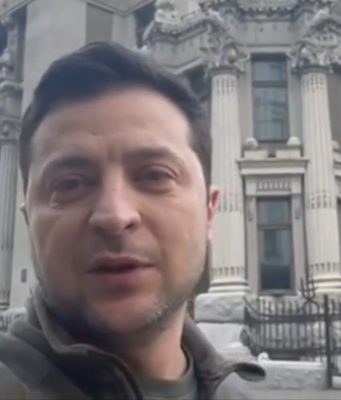 Zelensky agli Usa: “Ho bisogno di munizioni, non di un passaggio”
