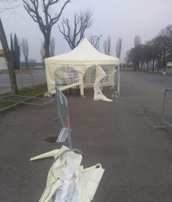 Vandali in azione a Montichiari, distrutto il “drive through”