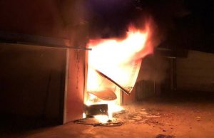 Auto in fiamme a Erbusco, box avvolto dal fuoco