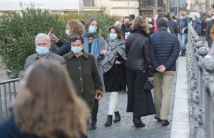 Via le mascherine all’aperto da venerdì