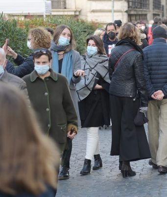 Da oggi stop all’obbligo di mascherine all’aperto. Riaprono le discoteche
