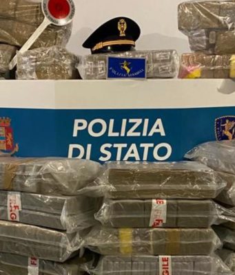 Trasporta due quintali e mezzo di hashish. Arrestato