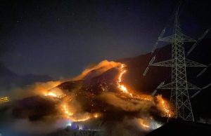 Enorme incendio a Berzo Demo, elicotteri al lavoro