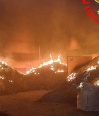Incendio a Bedizzole, timori per l’inquinamento dell’aria
