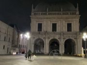 Loggia spenta contro il caro bollette. Il momento dello spegnimento (video)