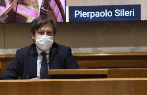 Sileri: da maggio stop mascherina, ma teniamola in tasca