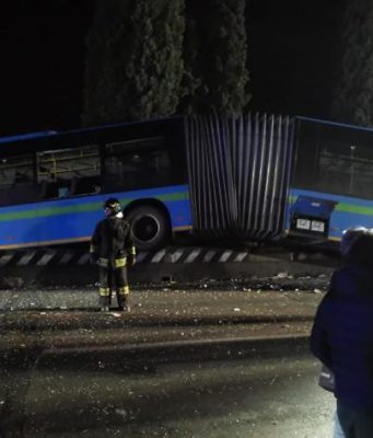 Toscolano, autobus fuori strada. Passeggeri usciti dai finestrini