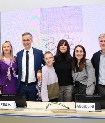 “Fiocchetto Lilla”, cento ragazze con Ambra Angiolini e Simona Tironi