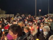 Barbariga dice “no alla guerra”. In centinaia alla fiaccolata