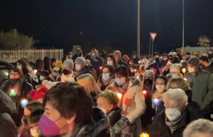 Barbariga dice “no alla guerra”. In centinaia alla fiaccolata