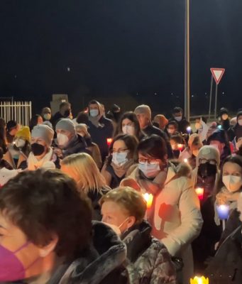 Barbariga dice “no alla guerra”. In centinaia alla fiaccolata