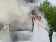 Bus carico di studenti in fiamme, tutti salvi