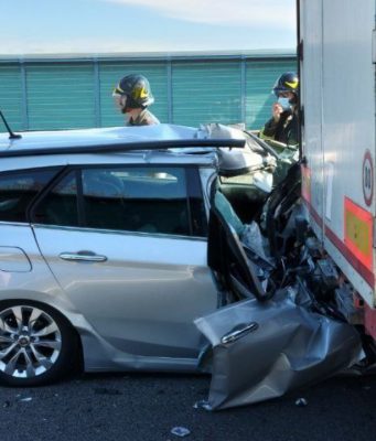 Auto sotto un tir in A4, illeso il guidatore