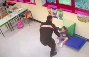 Maltrattava una bimba disabile, in manette assistente scolastica