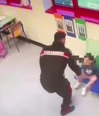 Maltrattava una bimba disabile, in manette assistente scolastica