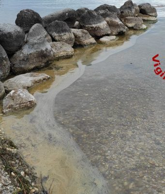 Sversamento di carburante a Manerba, in corso la bonifica