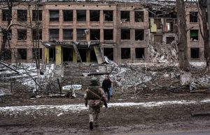 Offensiva russa nel Donbass. Zelensky: “Combatteremo”