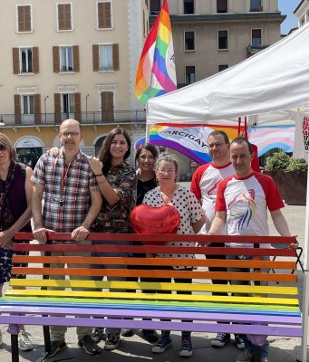 A Brescia la “panchina arcobaleno itinerante” contro l’omofobia