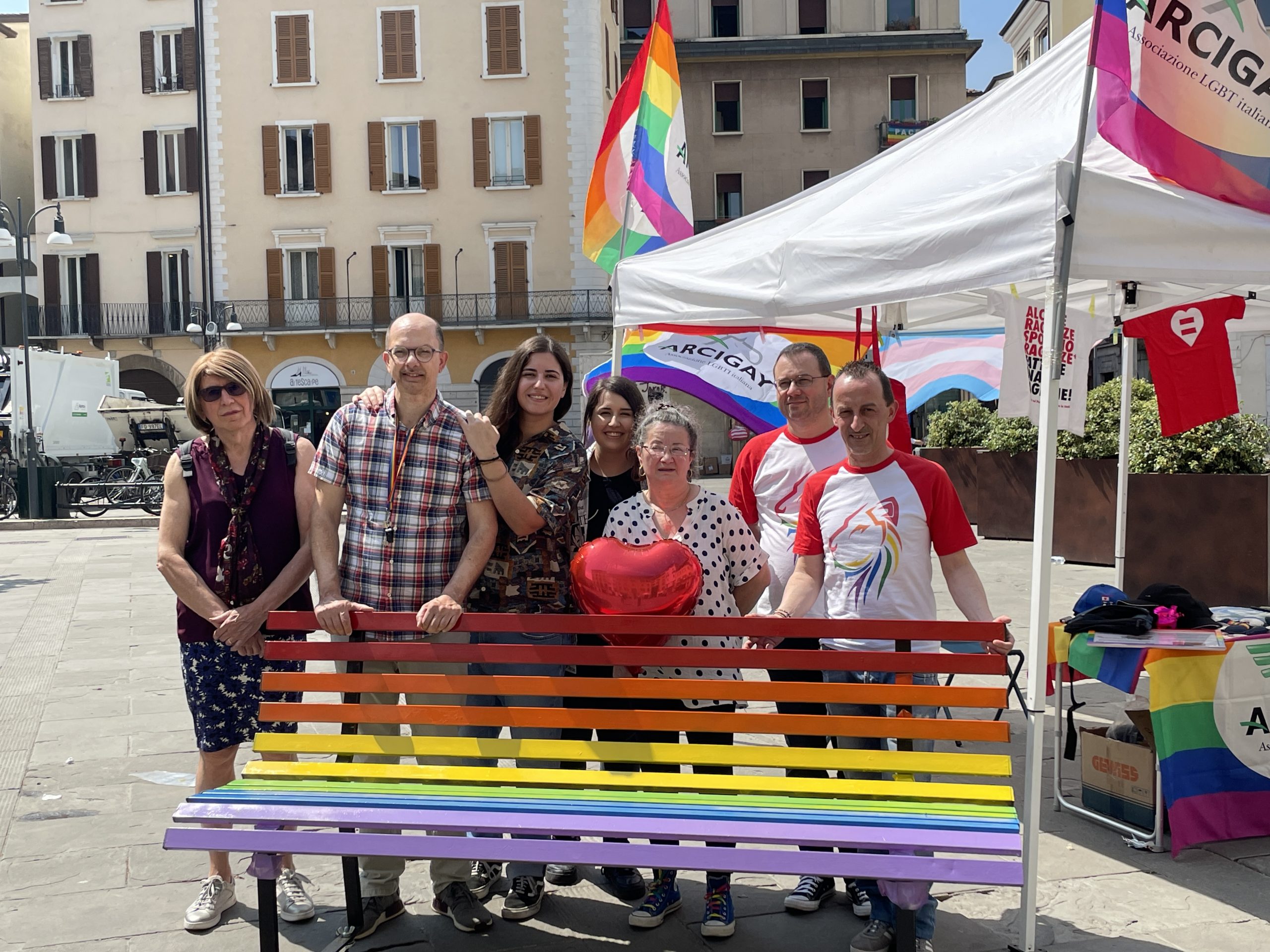 A Brescia la “panchina arcobaleno itinerante” contro l’omofobia