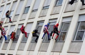 I supereroi acrobatici fanno visita ai bambini ricoverati