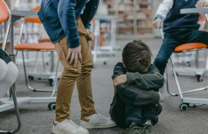 Undicenne ruba in casa per evitare le botte dei bulli