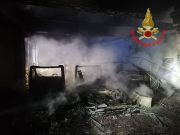 Calcinato, in fiamme un capannone adiacente ad abitazioni. Nessun ferito