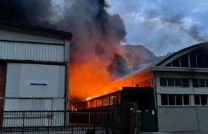 Fiamme in un’azienda di Gardone Valtrompia