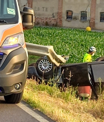 Leno, esce di strada e si ribalta: trasferita in codice giallo alla Poliambulanza