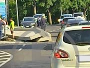 Montichiari, sfiorata la tragedia: camion perde due new jersey