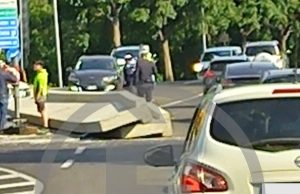 Montichiari, sfiorata la tragedia: camion perde due new jersey