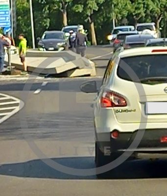 Montichiari, sfiorata la tragedia: camion perde due new jersey