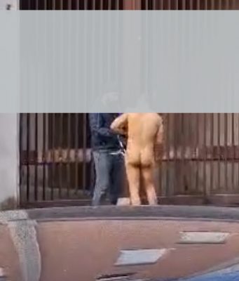 Nudo in via Milano tra l’indifferenza dei passanti VIDEO